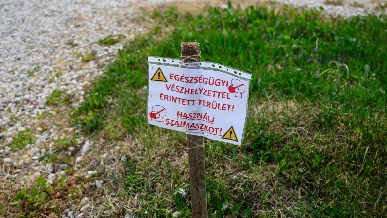Szoronganak az azbesztet kilégző utak környékén élő magyarok, titkos összetételű oldattal lehet gátolni a kiporzást