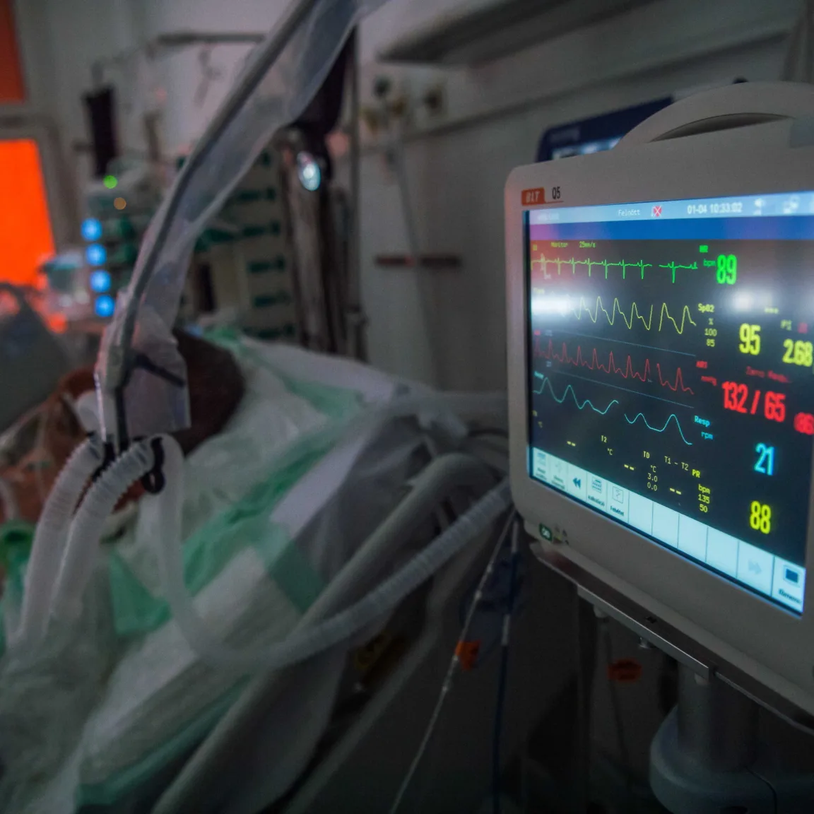 Letartóztattak egy férfit és egy nőt a lélegeztetőgép-botrányban