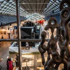 Kortárs ékszerek, designtárgyak és tervezői ruhák a festmények között – Pénteken nyílik a Budapest Contemporary vásár