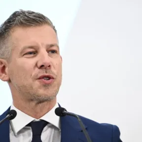 Magyar Péter nyilvános elhatárolódást vár a Katolikus Egyháztól Osztie Zoltán prédikációja miatt