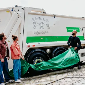 Kulturális státuszt kaptak Rotterdam költői kukásautói, amelyeken magyar versidézetek is szerepelnek