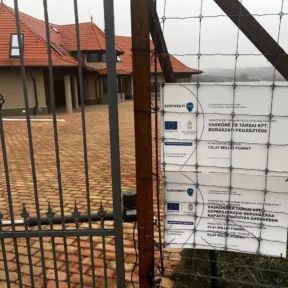Borfeldolgozóból luxusvilla? – Úgy néz ki, fizetnie kell a volt fideszes polgármesternek