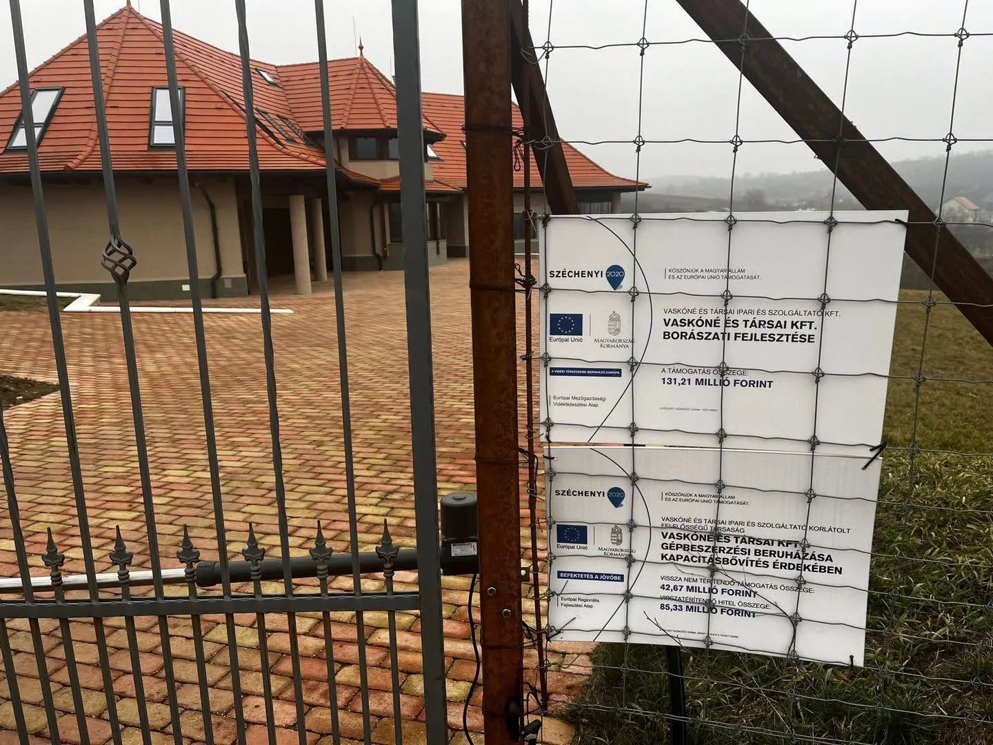 Borfeldolgozóból luxusvilla? – Úgy néz ki, fizetnie kell a volt fideszes polgármesternek